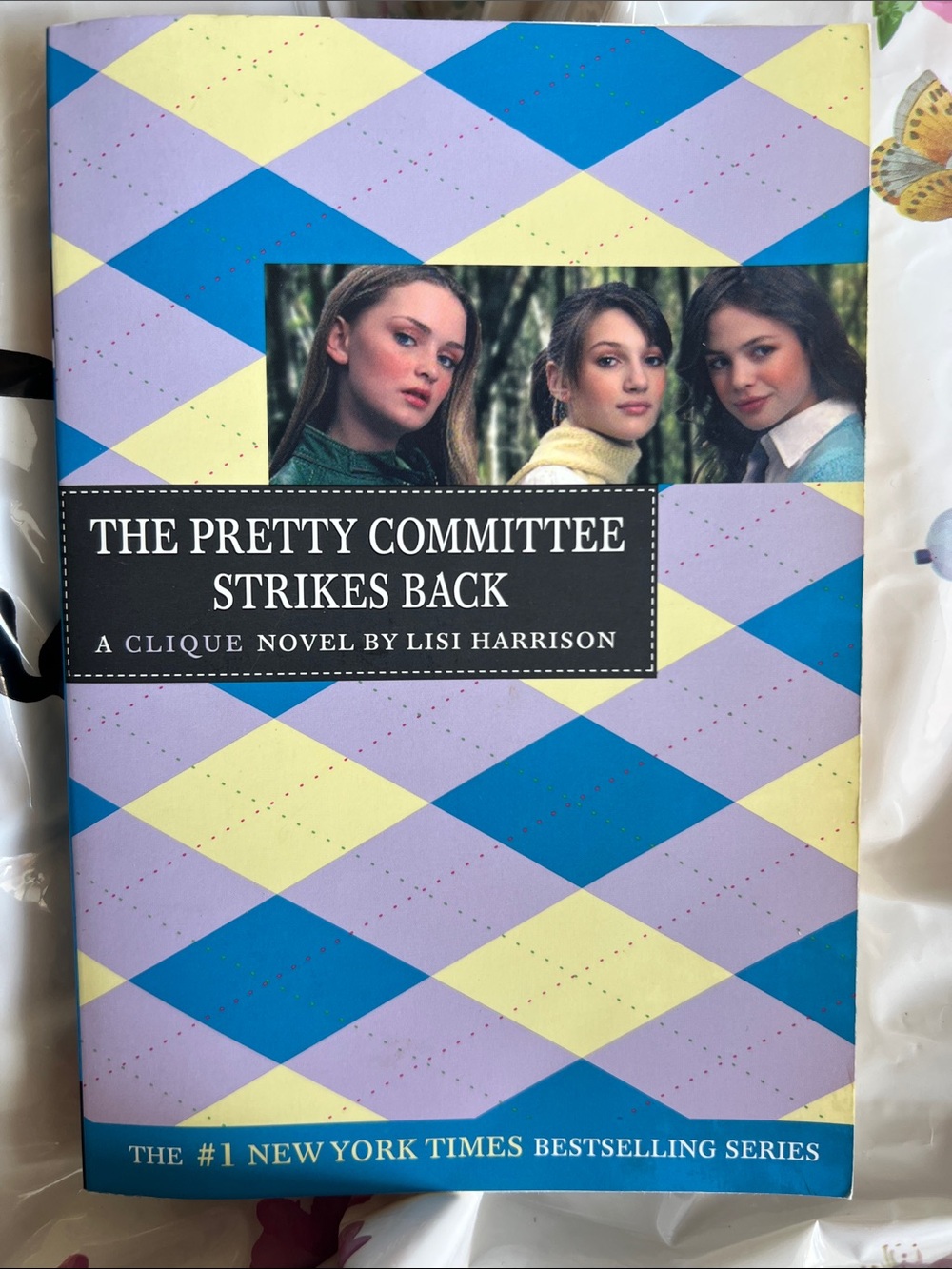 Paperback book “The Pretty Committee Strikes Back” - Lisi Harrison